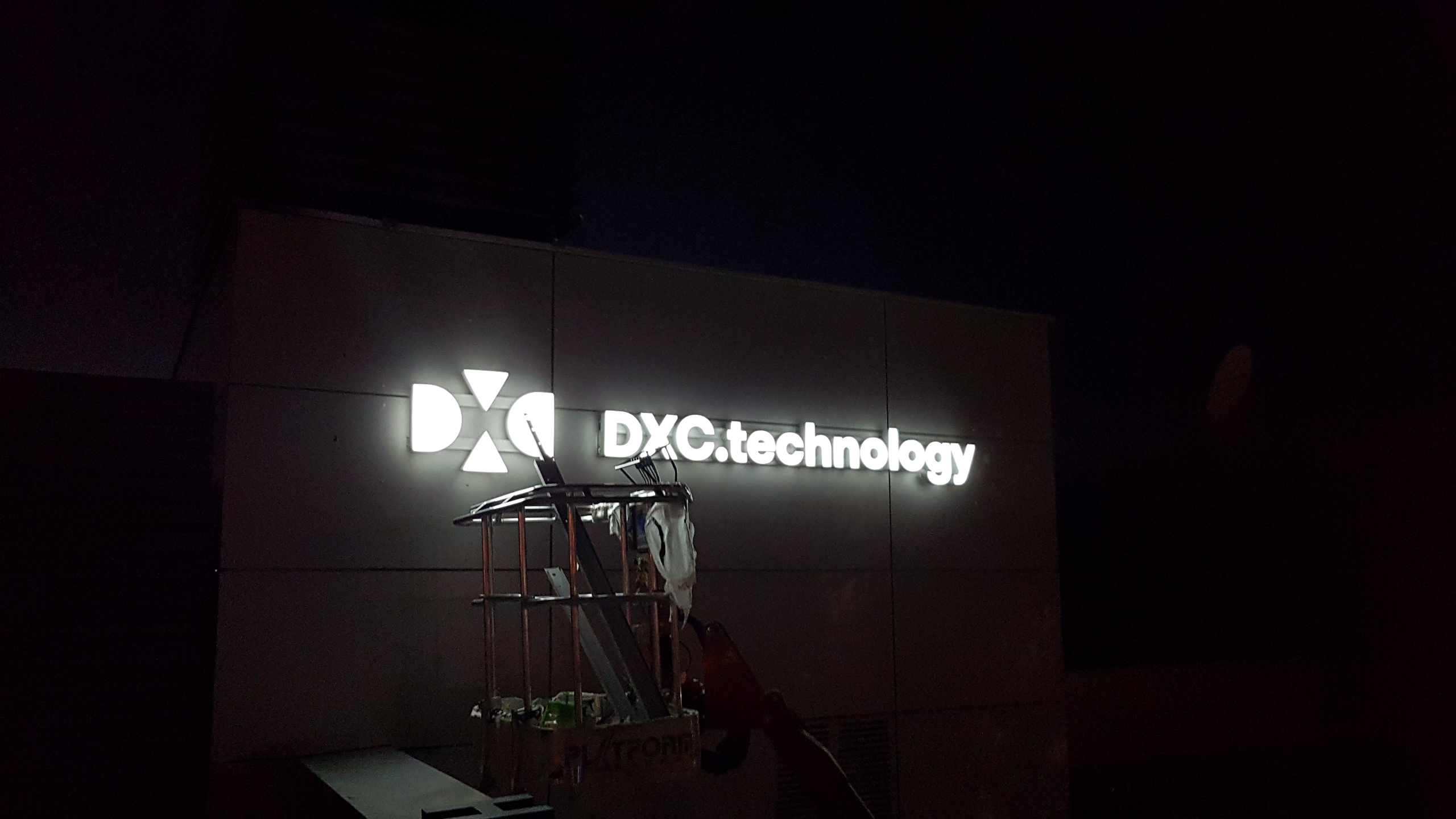 DXC - Illuminated Sign - Digital Signage | Sign Installation | Specialized  Corporate